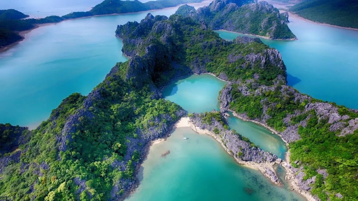 Bai Tu Long Bay