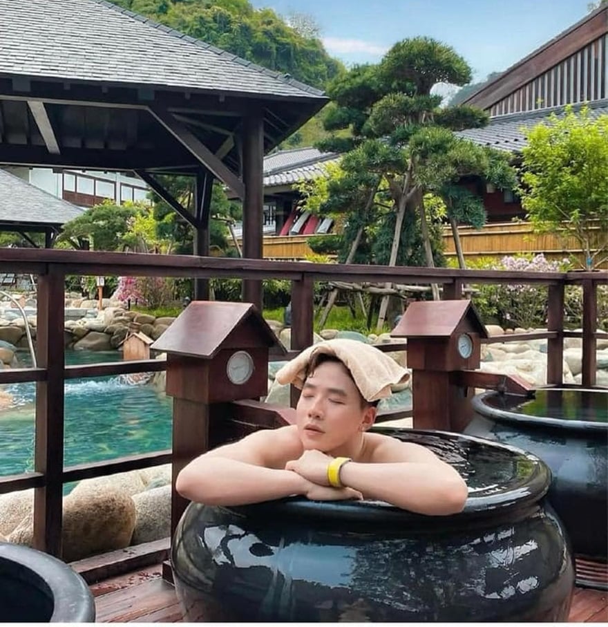 Relaxing in the hot spring while enjoying the fresh mountain air