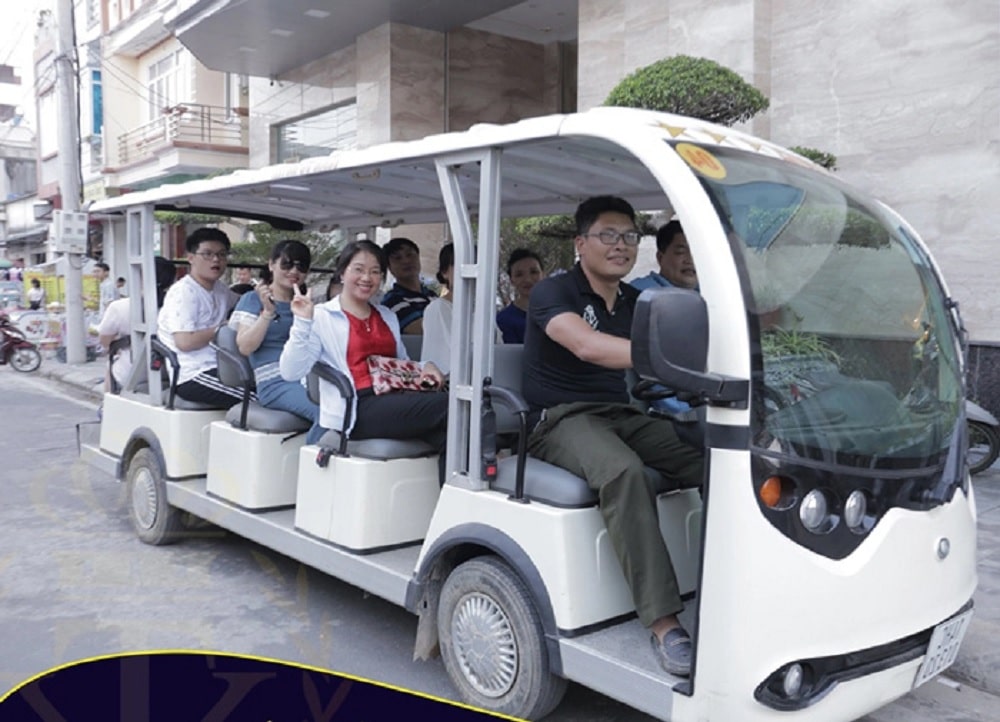 Electric buggies are the most suitable vehicle to reach Cau My Rock Beach