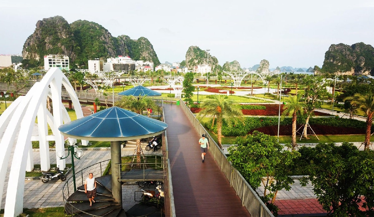 The elevated walking path with a length of up to 1000m and a height of 2.7 to 3.5m