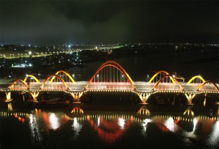 The Ha Long Love Bridge: An Icon of Romance Amidst the Emerald Waters