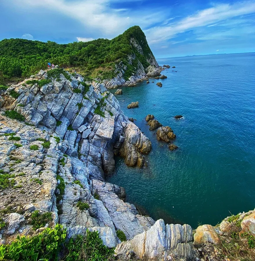 Quan Lan’s Emerald Cove: A Sublime Sanctuary for the Untamed Soul