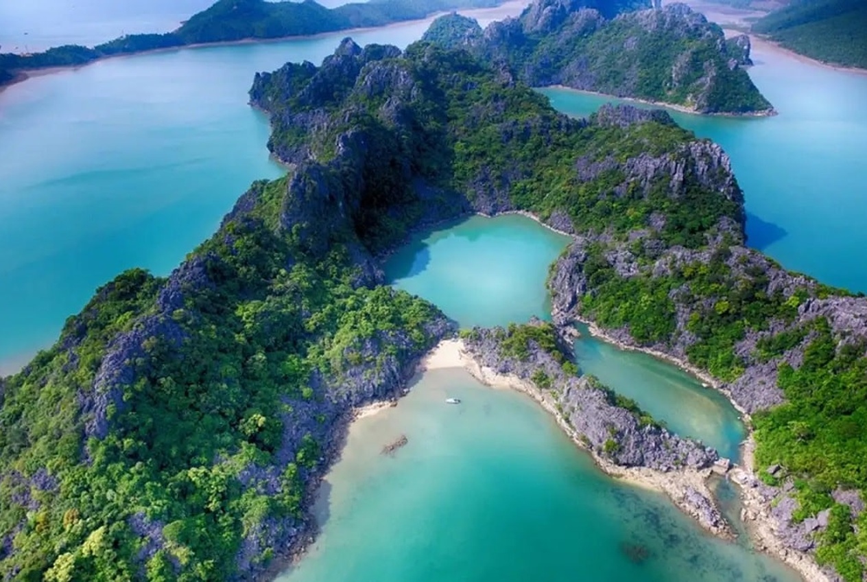 Bai Tu Long Bay