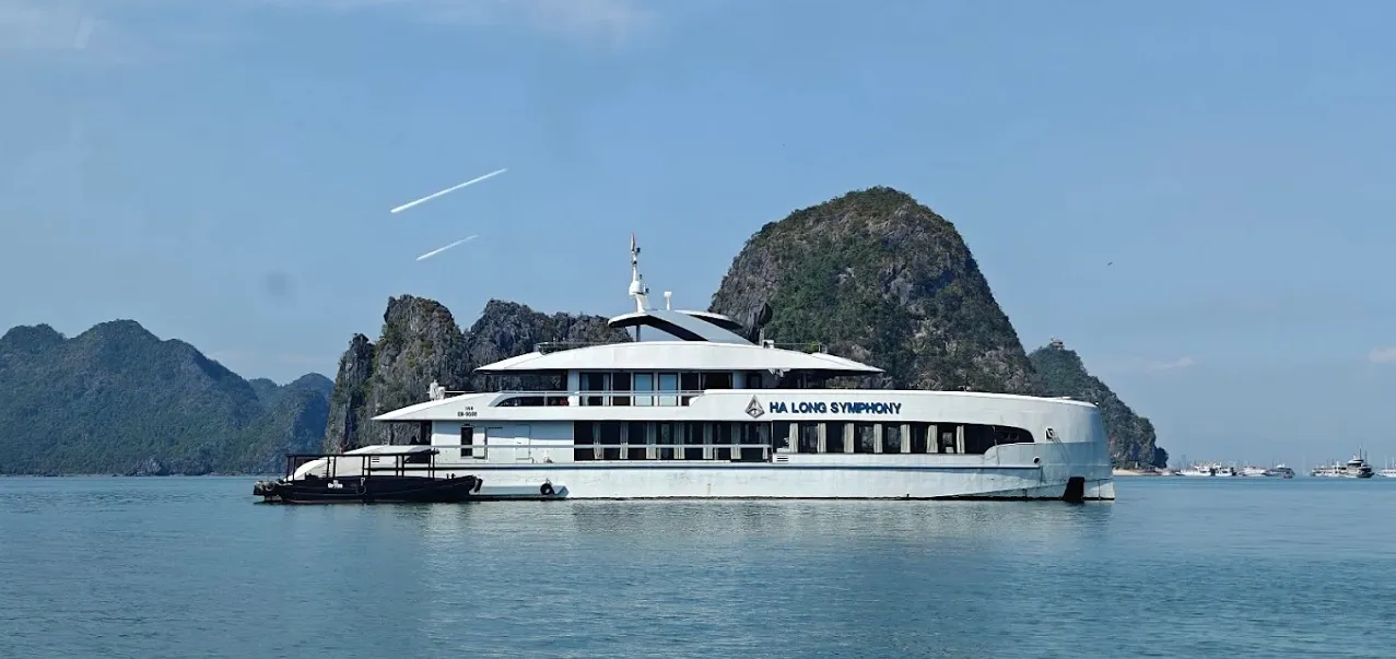 Ha Long Symphony Cruise navigating Halong Bay