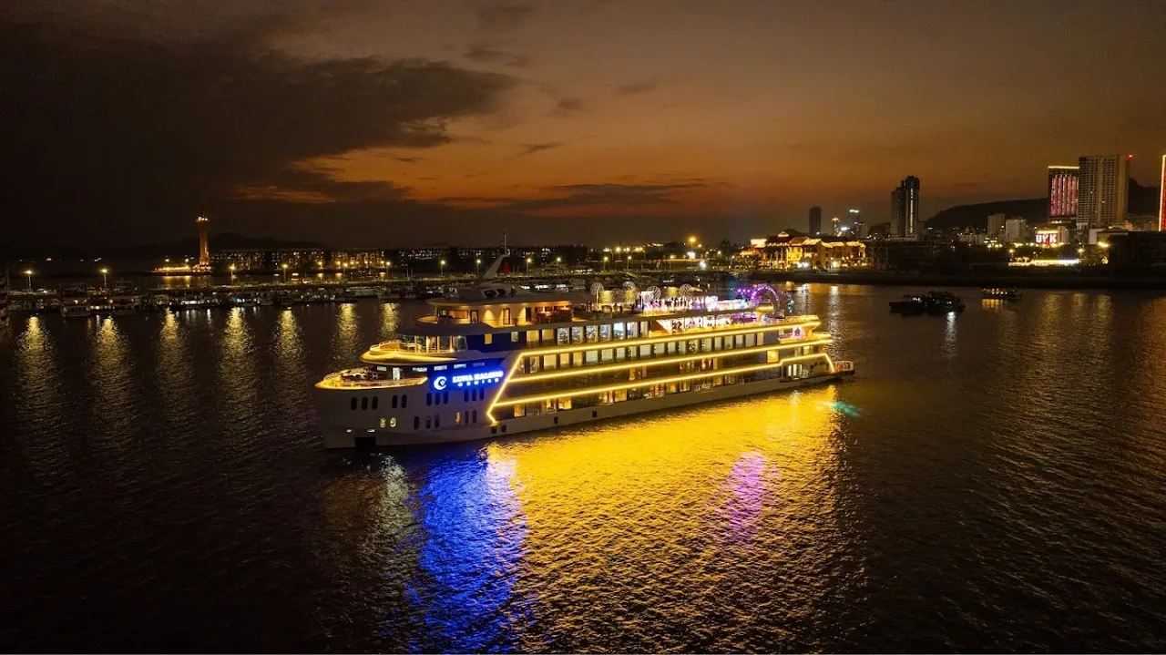 Luna HaLong Cruise in Halong Bay