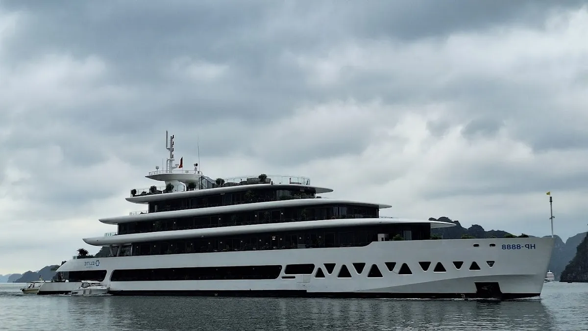 Scarlet Pearl Cruise sailing in Halong Bay