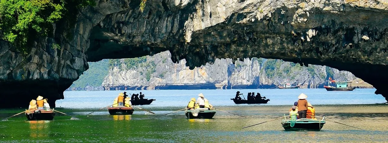 At Luon Cave, visitors can experience kayaking or bamboo boat rowing during the 6-hour tour